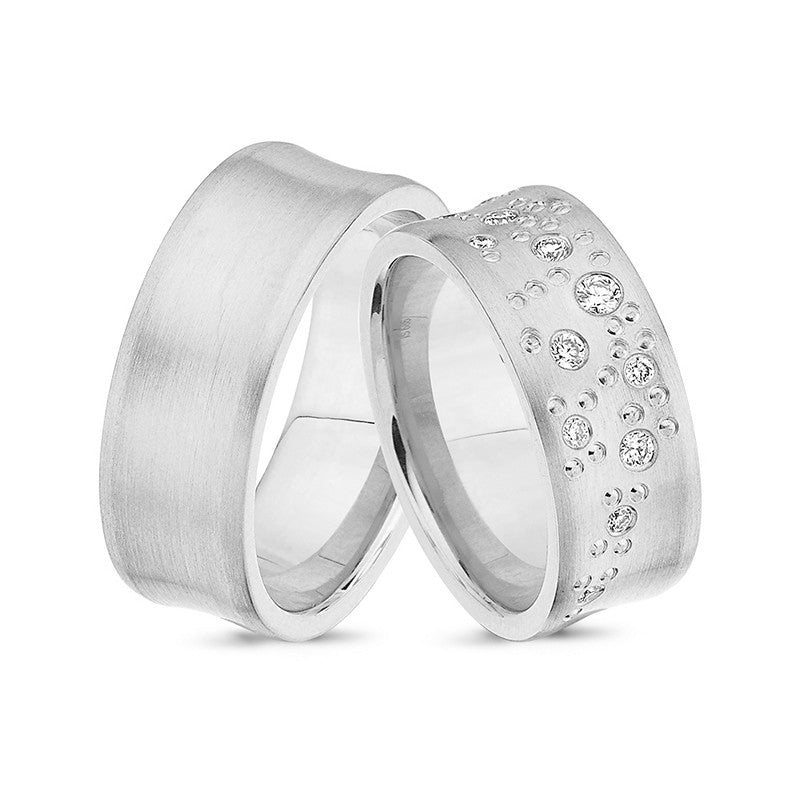 Unikke Nuran vielsesringe i 14 kt hvidguld med silkeblød mat overflade og 0,18 ct diamanter i stjernedrys på dameringen.